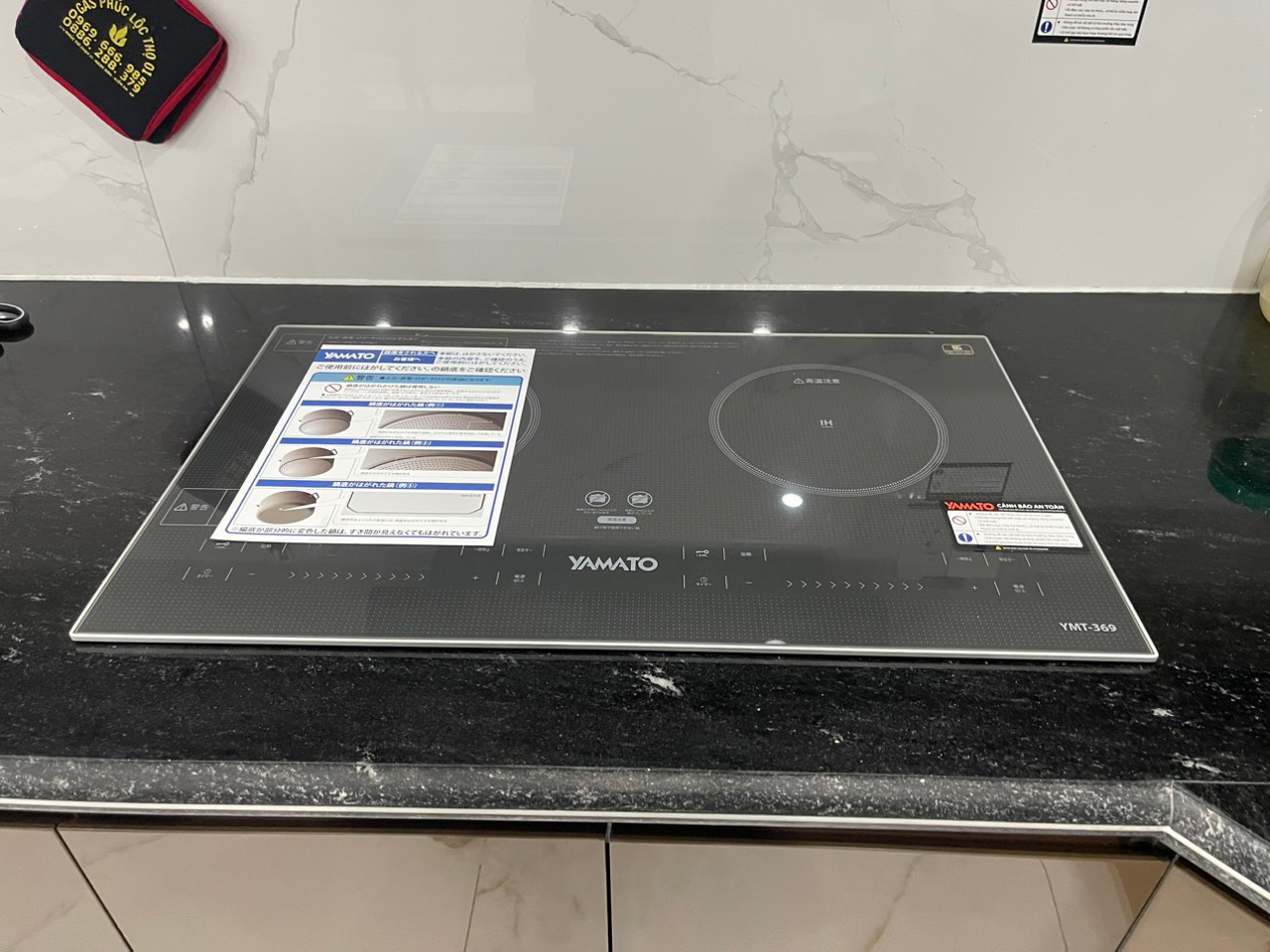 Khách hàng trải nghiệm sản phẩm trực tiếp tại showroom Bếp Thiên Trường Hải Phòng