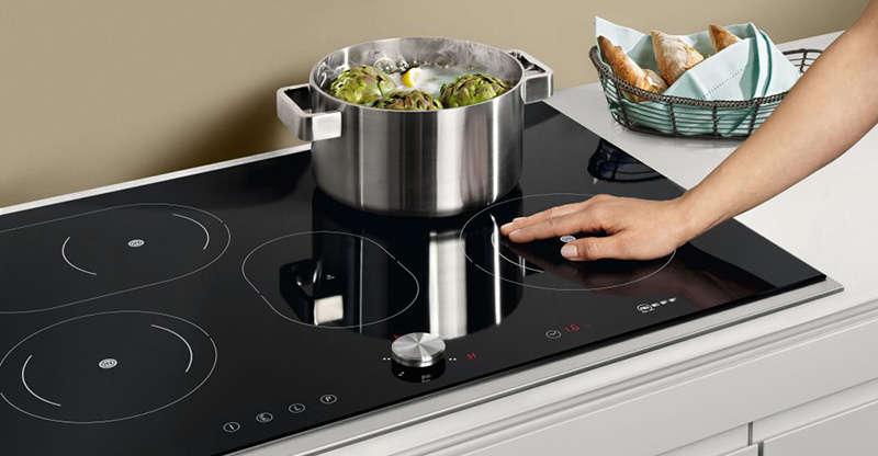 Thay thế linh kiện chính hãng cho bếp từ Rudiger bị lỗi