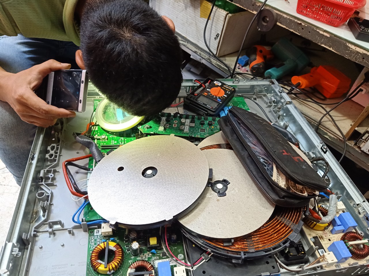 Thợ sửa bếp từ tại nhà ở Hải Phòng kiểm tra linh kiện chuyên nghiệp