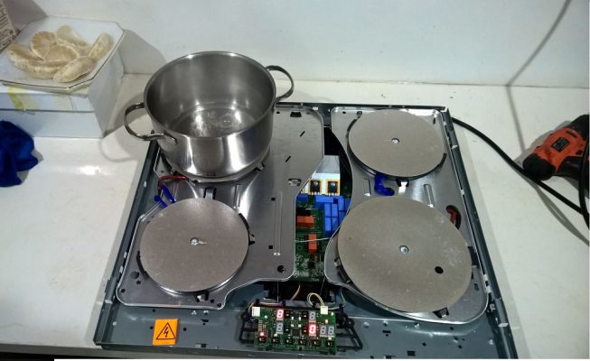 Kỹ thuật viên thay mặt kính bếp từ an toàn, nhanh chóng