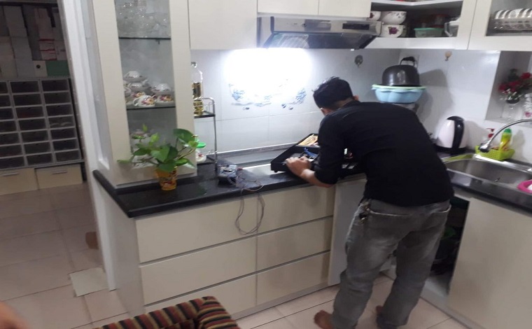 Kỹ thuật viên đang thay kính bếp từ chính hãng tại Hải Phòng