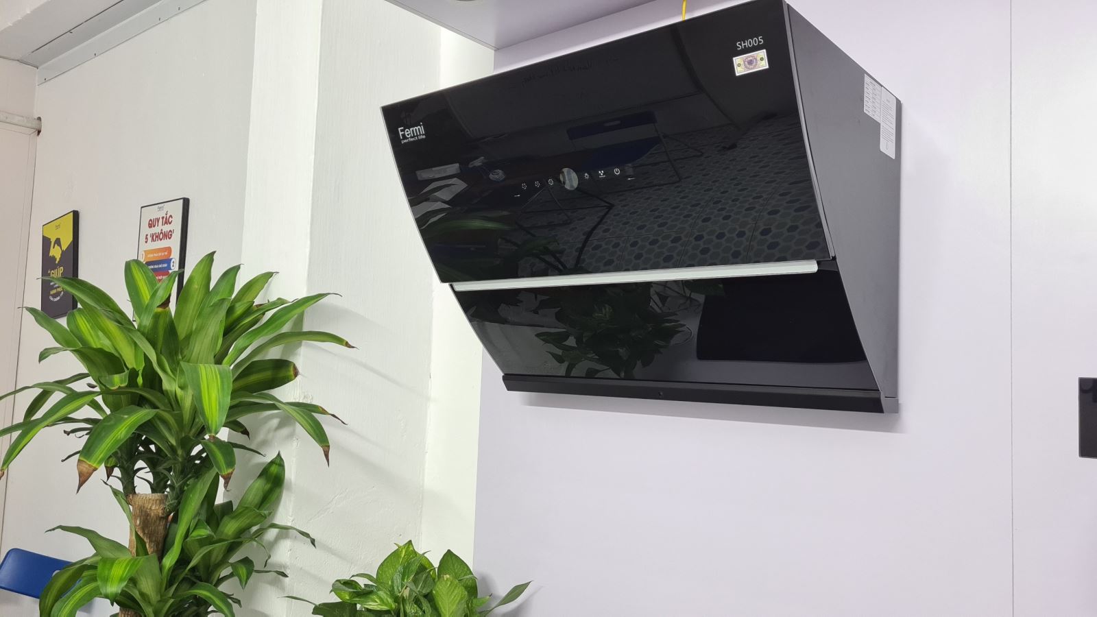 Máy hút mùi Fermi SH005 là dòng hút mùi gắn tường kiểu dáng Shape Tornado sang trọng.