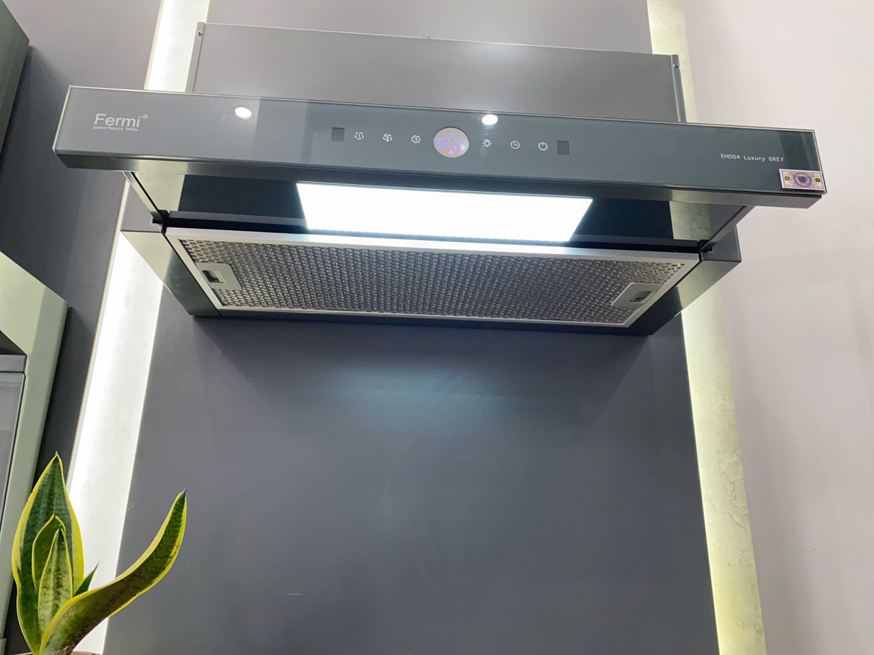 Máy hút mùi Fermi EH-004 được trang bị điều khiển cơ 3 tốc độ