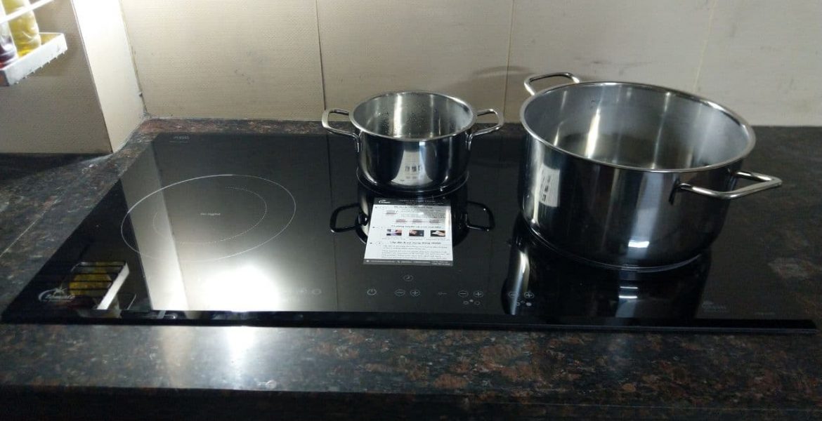Mặt kính bếp từ mới lắp đặt, sáng bóng và an toàn tuyệt đối